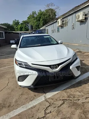 2018 Toyota Camry SE FWD (2.5L) - White