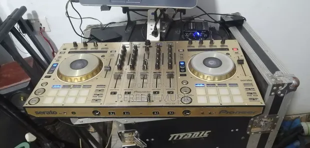 Pioneer DDJ-SX DJ Controller - 1