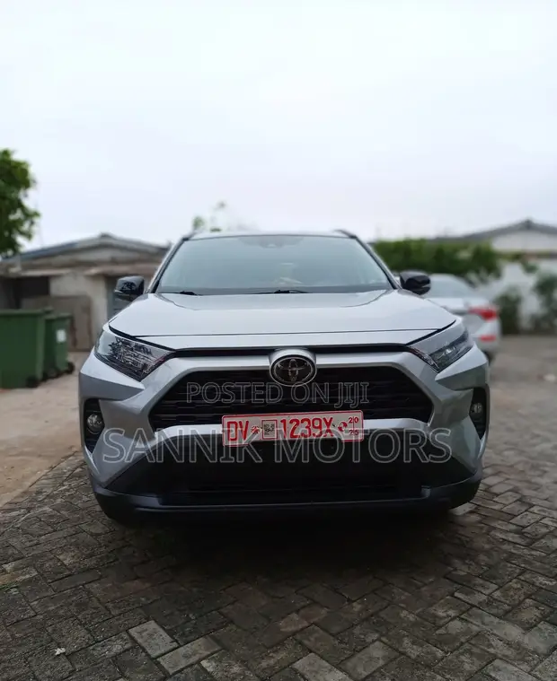 Toyota RAV4 XLE AWD 2024 Silver - 1