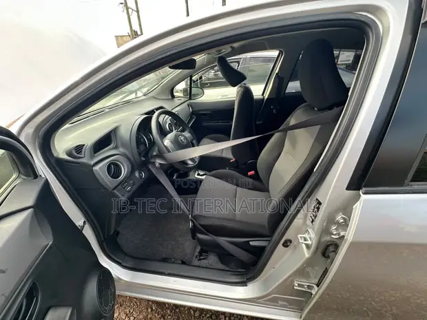 Toyota Vitz 2014 Silver - 1