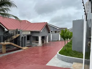 5-Bedroom House with BQ & Garage in Bortiano