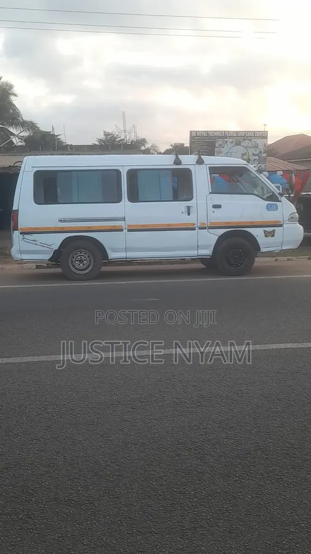 Hyundai H-100 2002 White - 1