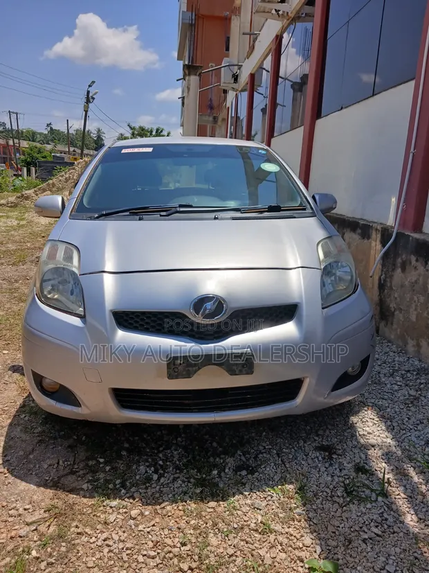 Toyota Vitz 2010 Beige - 1