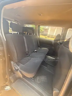 Toyota Voxy V 4WD 8-Seater 2012