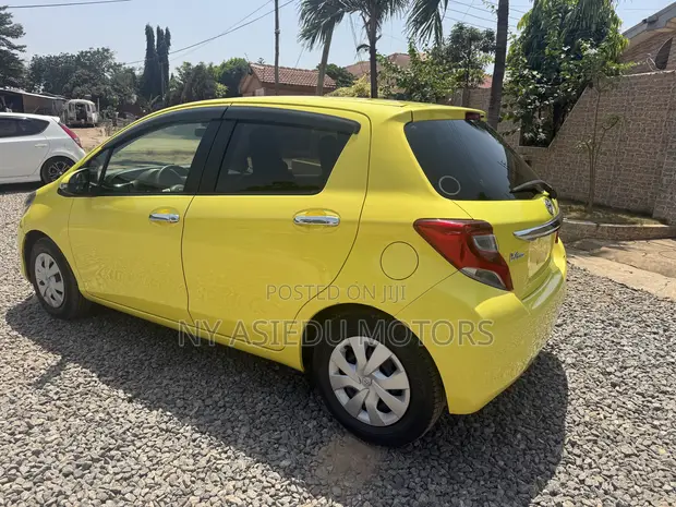 Toyota Vitz 1.3 FWD 5dr 2015 Yellow - 1