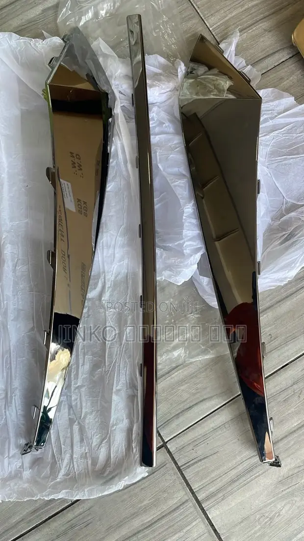 Hyundai Elantra 2021-2023 Front Bumper Moulding/Chrome (3pc) - 1