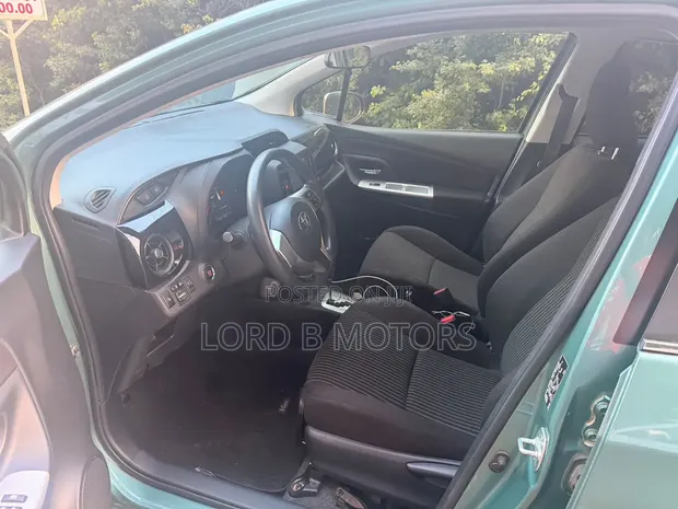 Toyota Vitz 1.3 AWD 2016 Green - 1