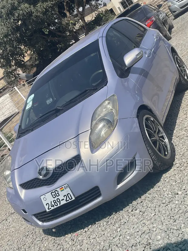 Toyota Vitz 2010 Silver - 1