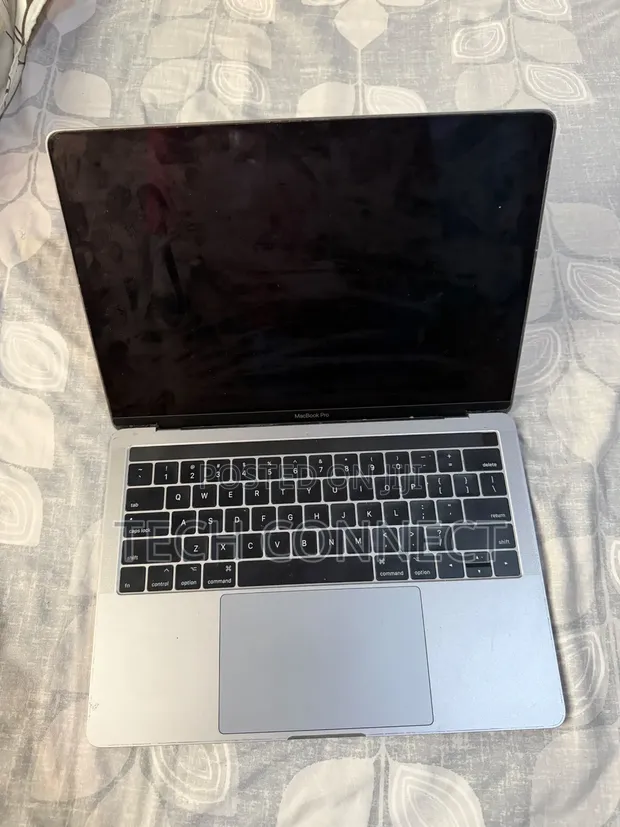 Apple MacBook Pro 2017 8GB RAM 256GB SSD - 1