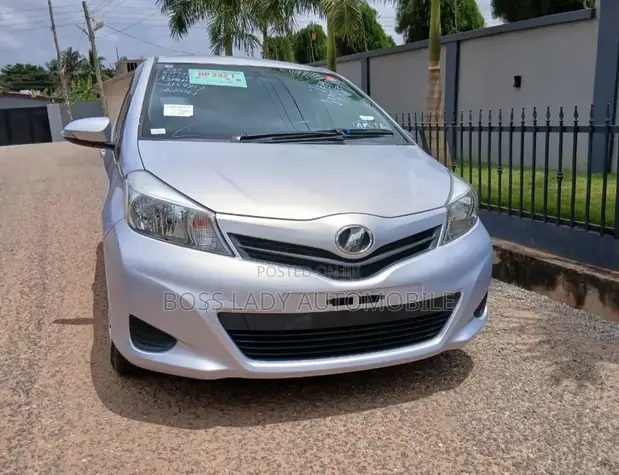 Toyota Vitz 2014 Silver - 1