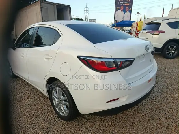 Toyota Yaris iA 1.5 FWD 2017 White - 1