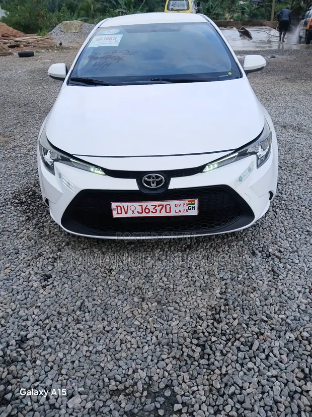 Toyota Corolla LE 2022 White - 1