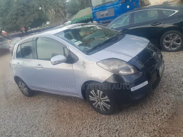 Toyota Vitz 2010 Silver - 1