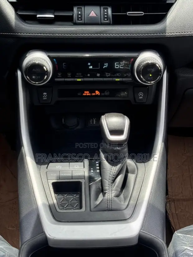 2024 Toyota RAV4 XLE AWD - 1