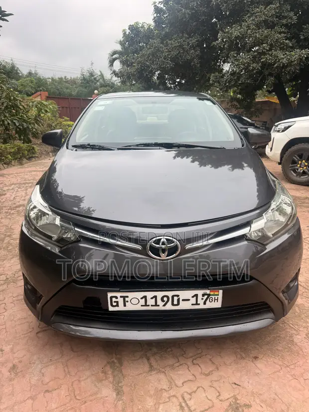 Toyota Yaris 2017 Gray - 1