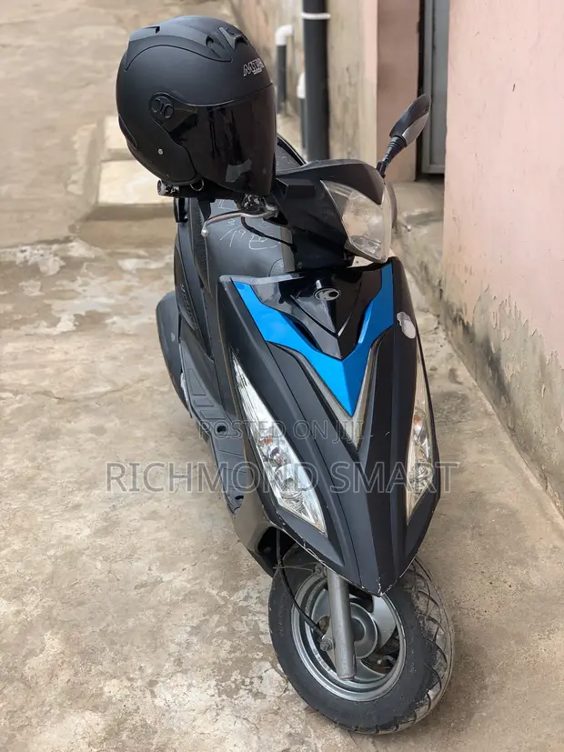 Kymco Agility 125 Scooter - Black - 1