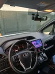 Toyota Voxy V 4WD 8-Seater 2017 White - 3