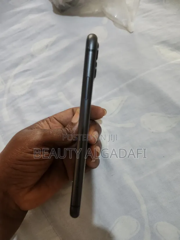 Apple iPhone 11 64GB Black - 1