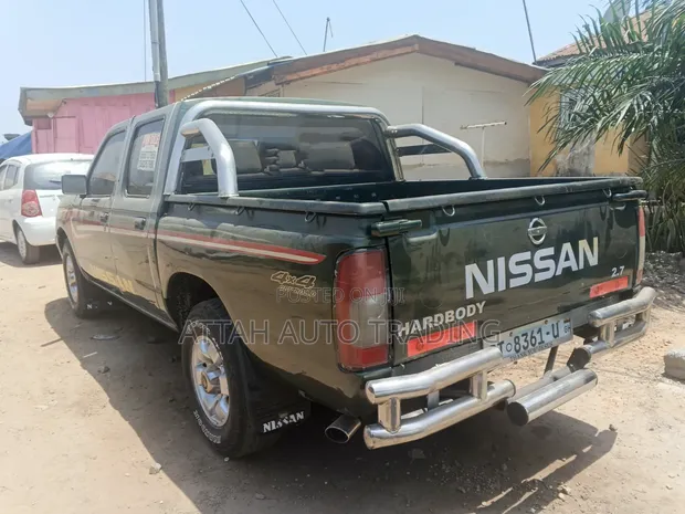 Nissan Hardbody 2009 Green - 1