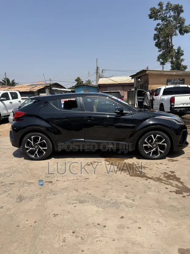 2020 Toyota C-HR LE FWD SUV - 1