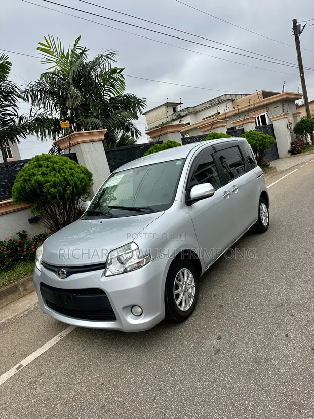 Toyota Sienta 2013 Silver - 1
