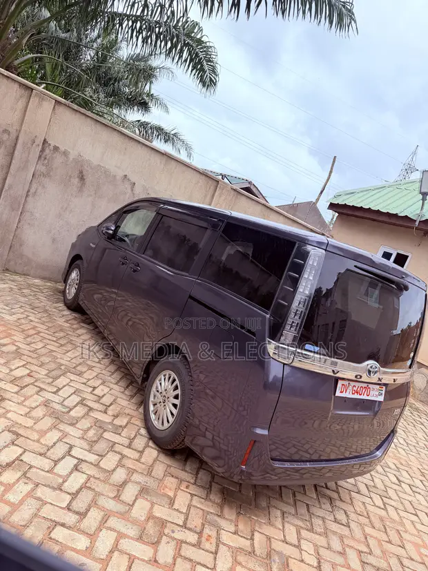 Toyota Voxy Hybrid V 2WD 7-Seater 2015 Gray - 1