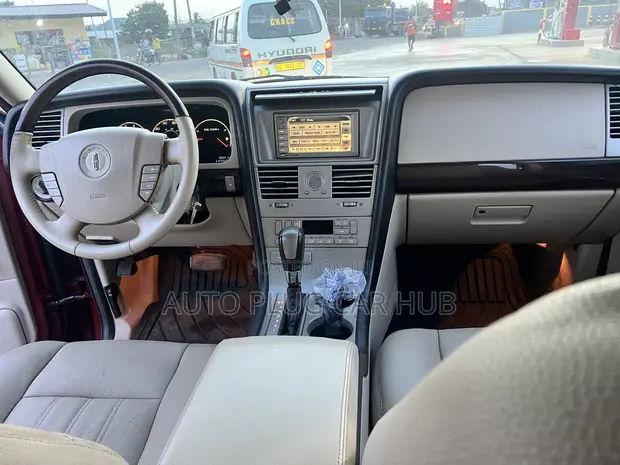 Lincoln Navigator L 2010 Red - 1