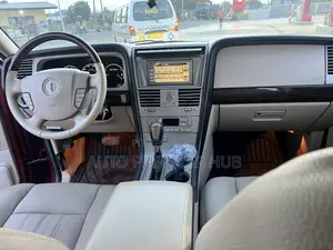 Lincoln Navigator L 2010 Red