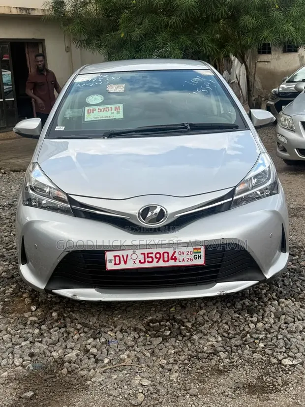 Toyota Vitz 2015 Silver - 1