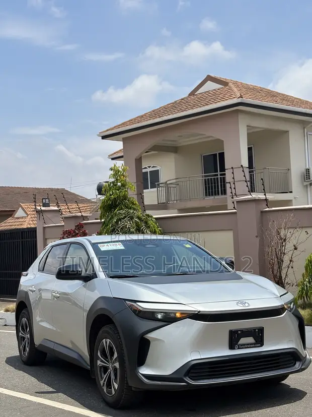 Toyota bZ4X XLE 2024 Silver - 1