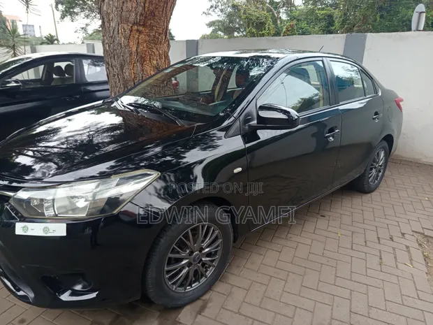 Toyota Yaris 2013 Black - 1