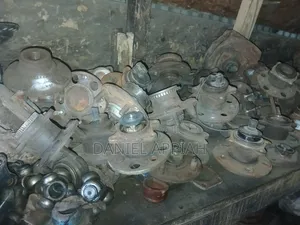 Dealer in Saloon Car Back Hubs