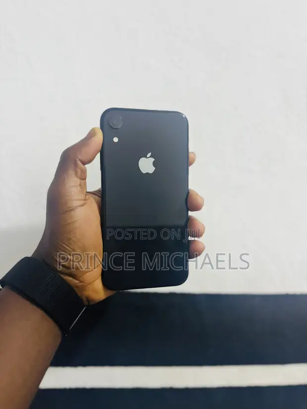 Apple iPhone XR 64GB Black - 1