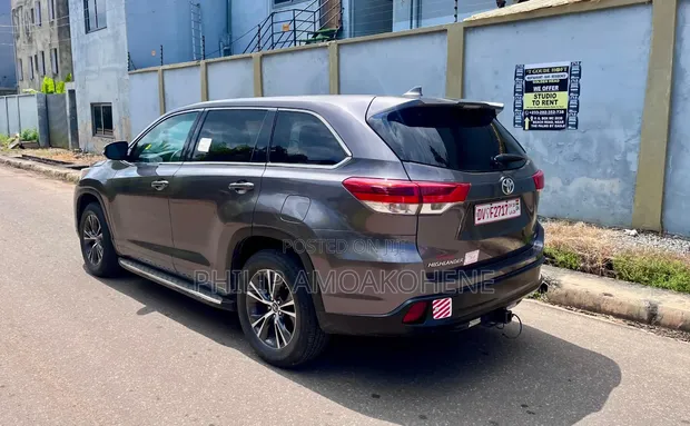 2017 Toyota Highlander LE 4x2 V6 Gray - 1