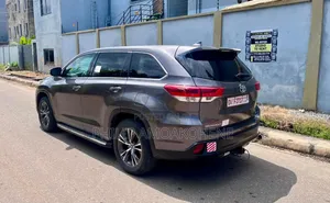 2017 Toyota Highlander LE 4x2 V6 Gray