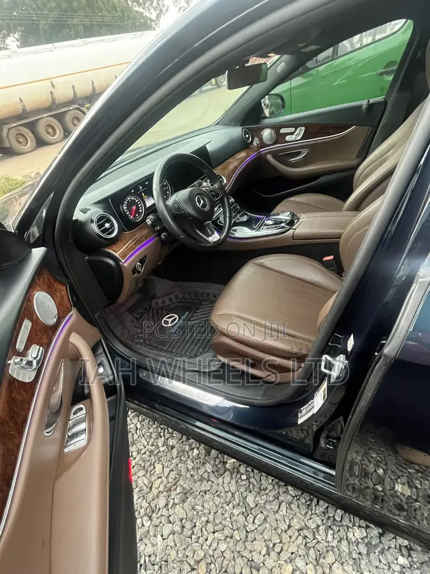Mercedes-Benz E300 2018 Blue - 1