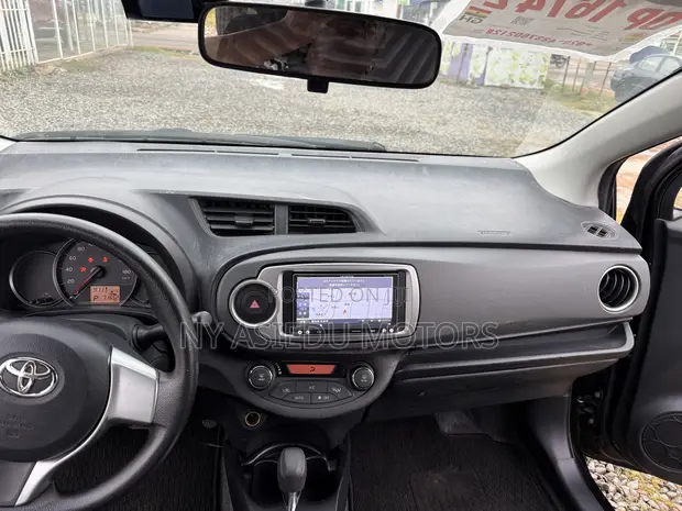 Toyota Vitz 1.3 FWD 5dr 2013 Black - 1