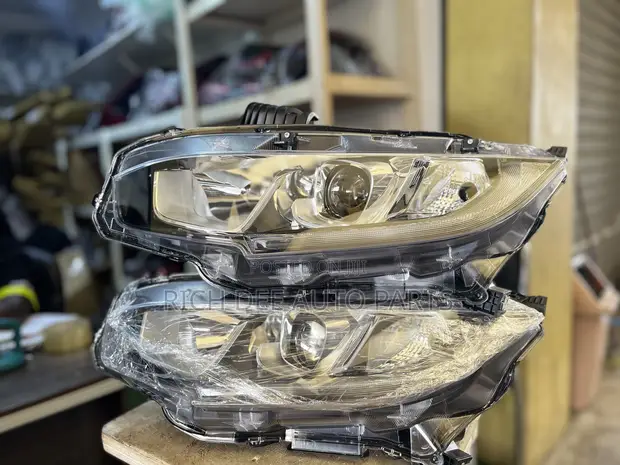 Honda Civic Headlight (2016-2020) - 1