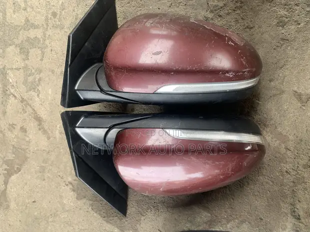 Hyundai Tucson Side Mirror with Light and Sensors (Used) - 1
