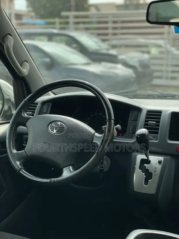 Toyota HiAce Super GL 2013 - 1