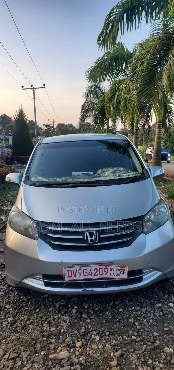 Honda Freed 2012 Silver - 1
