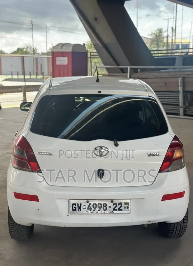 Toyota Yaris 2010 White - 1