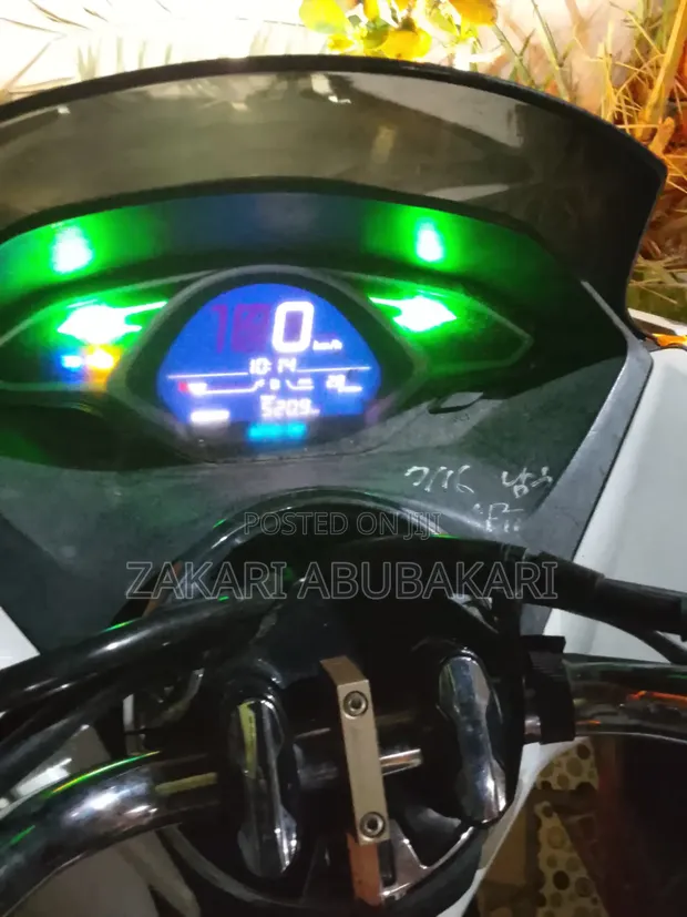 Honda PCX 125 Scooter (2021) - 1