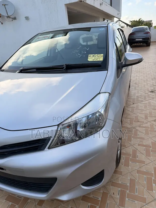Toyota Vitz 2014 Silver - 1