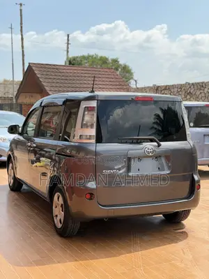 Toyota Sienta 1.5 FWD Minivan 2012 Gray