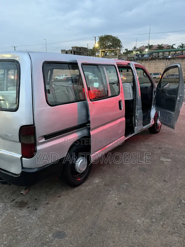Toyota HiAce 2006 Grey - 1