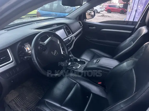 2016 Toyota Highlander XLE V6 4x2 SUV - 1