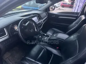 2016 Toyota Highlander XLE V6 4x2 SUV