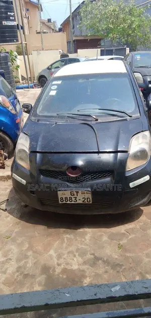 Toyota Yaris Base Hatchback 2010 Black