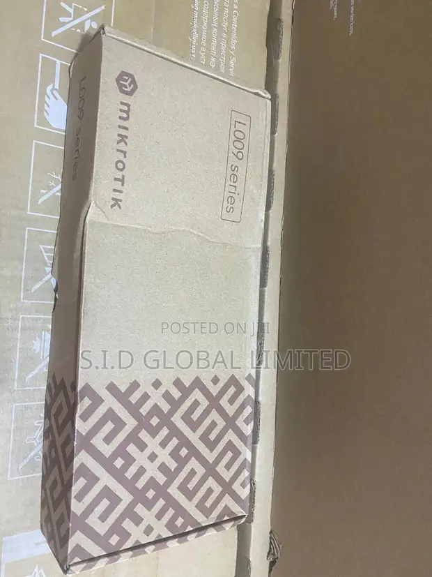 MikroTik L009 UiGS-RM 8-Port Gigabit Router + 2.5G SFP - 1